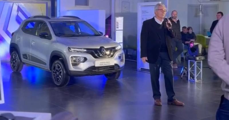 Juan B Motta y una de las unidades de Renault durante la presentación