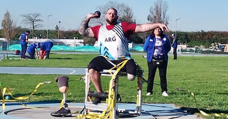 Pablo Giménez a punto de lanzar la bala en la pista del Parque Olímpico