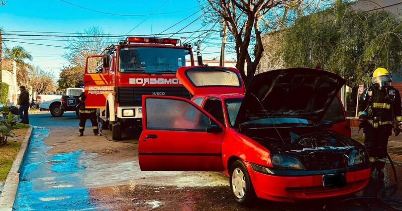 Rescatistas terminaron de apagar el incendio en el motor del automóvil en España y Pico