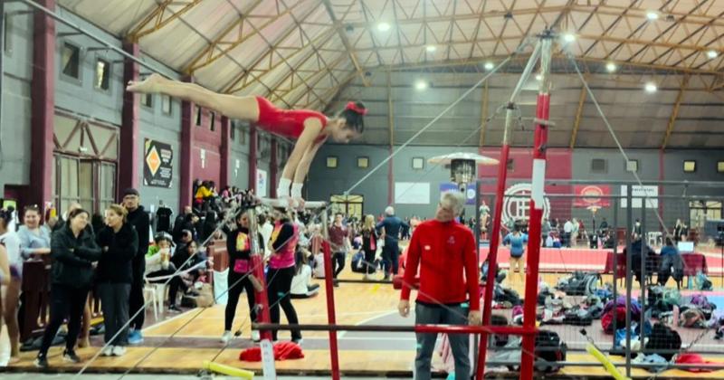 La gimnasta pergaminense durante su rutina de barras asimétricas