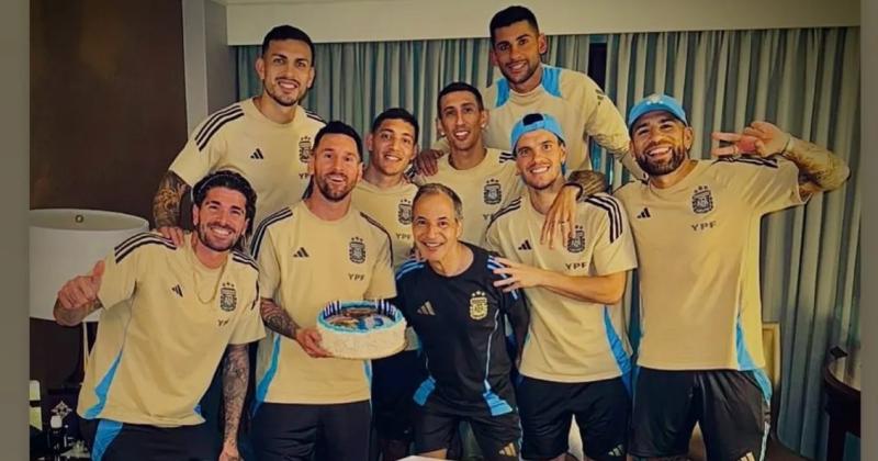 Messi junto a los jugadores de la selección argentina con la torta preparada por los pergaminenses