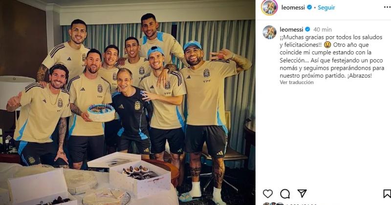 Posteo de Leo Messi en sus redes sociales con los compañeros de la selección argentina y la torta de los pergaminenses