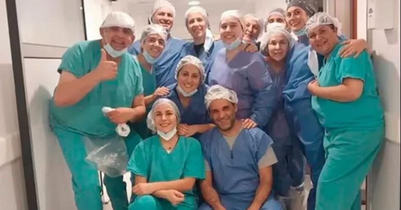 El equipo médico que hizo el acompañamiento a la madre durante el embarazo múltiple y la asistieron en la cesrea para dar a luz cuatro bebés