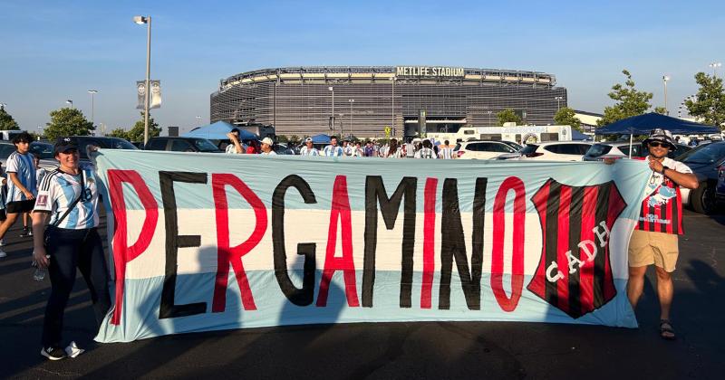 La bandera de Pergamino y el escudo de Douglas que estuvo presente el martes en la victoria de la selección