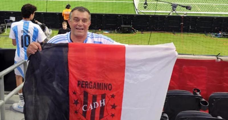 Ernesto Belcuore con una bandera del Rojinegro en el Metlife Stadium donde Argentina venció a Chile