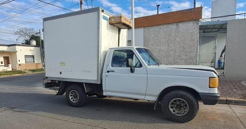 El ladrón asaltó al empleado en la parte trasera de la camioneta