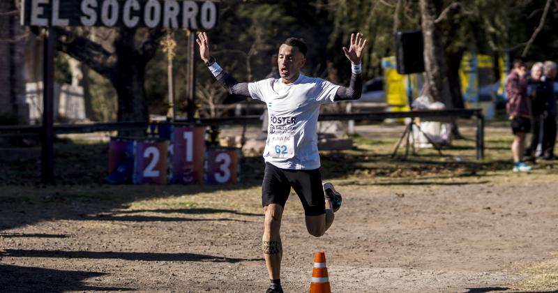 Luciano Dragi en los metros finales de la segunda etapa en El Socorro