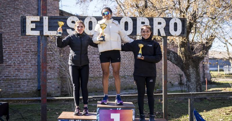 Podio femenino- Maritza Uruzula (2ª) Antonella Luna (1ª) y Sabrina Palazzo (3ª)