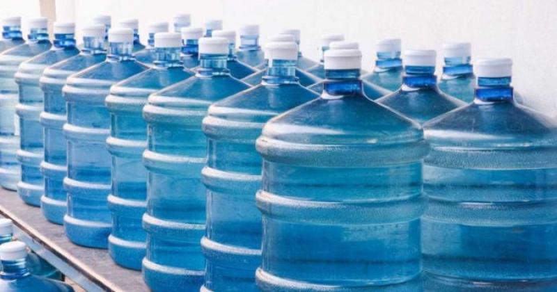 Hay un significativo aumento en la distribución de agua envasada incluso llegan desde otras localidades para vender los bidones en nuestra ciudad