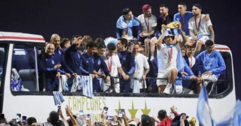 Sin Messi ni Dibu la Selección llega esta tardecita al país para festejar con su pueblo