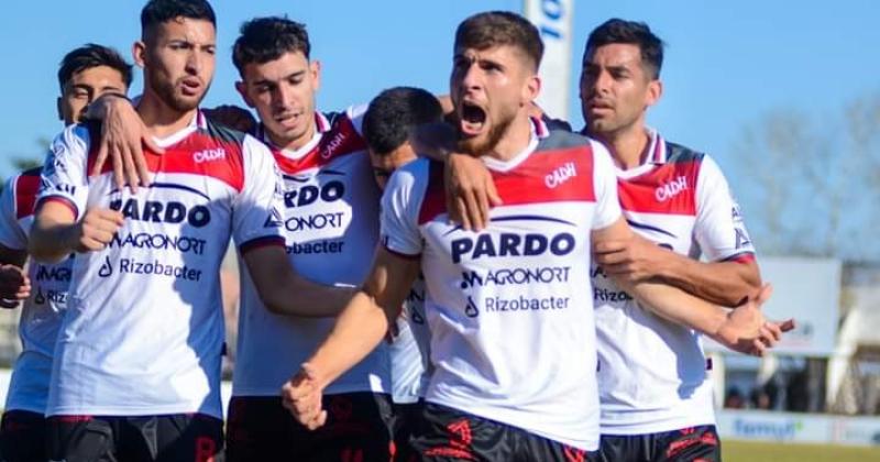 Fabricio Gonzlez ya definió y se apresta a festejar el gol del triunfo ante Sportivo Las Parejas