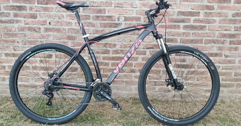 La bicicleta Venzo rodado 29 tamaño M de color negra con vivos rojos