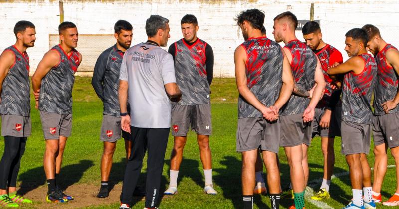 Adrin Aranda dialoga con los jugadores en su primera prctica como director técnico del Douglas Haig