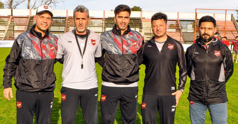 Adrin  Aranda junto a los dems integrantes del cuerpo técnico del Rojinegro