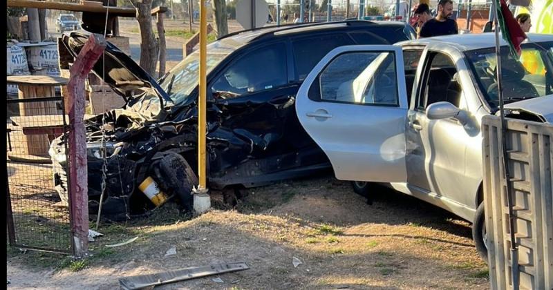 Uno de los vehículos quedó en el interior de uno de los predios particulares de esa cuadra