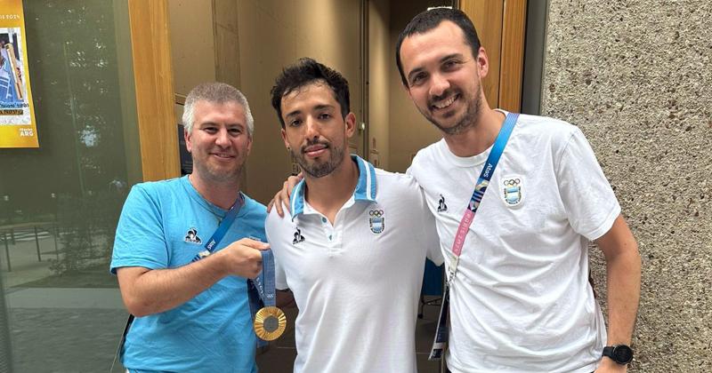 Alvaro Rosset y el también pergaminense Diógenes Albani junto a José Maligno Torres y su medalla de oro