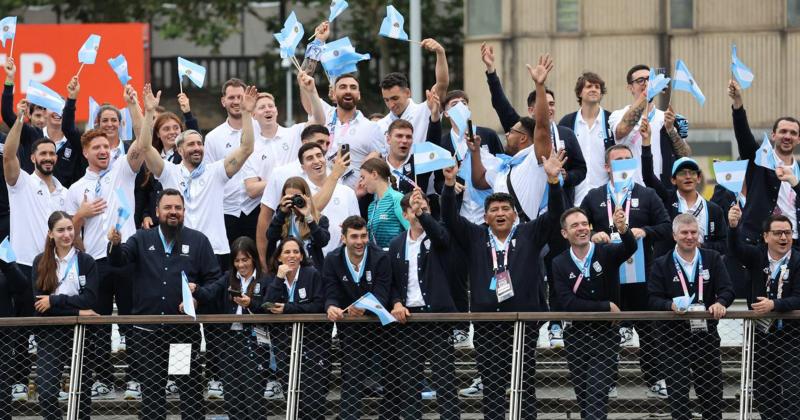 En la ceremonia de apertura al borde del río Sena- Rosset y Albani junto a parte de la delegación argentina Fue descomunal y calculo que no se va a repetir algo así declaró Rosset