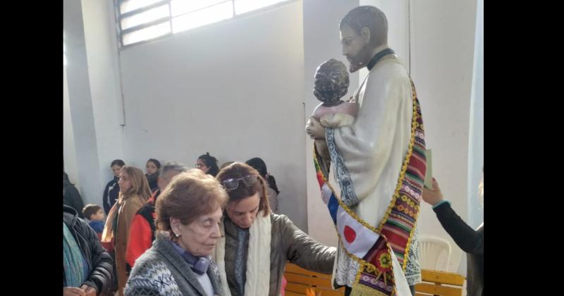 La fe movilizoacute a cuantiosos ciudadanos que honraron a San Cayetano en su diacutea