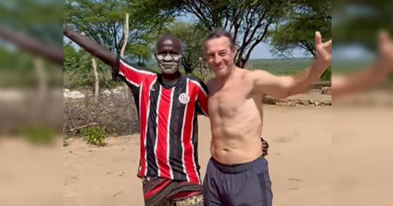 Raimundo Nus junto al integrante de la tribu Karo al que le regaló la camiseta de Racing Club de Pergamino