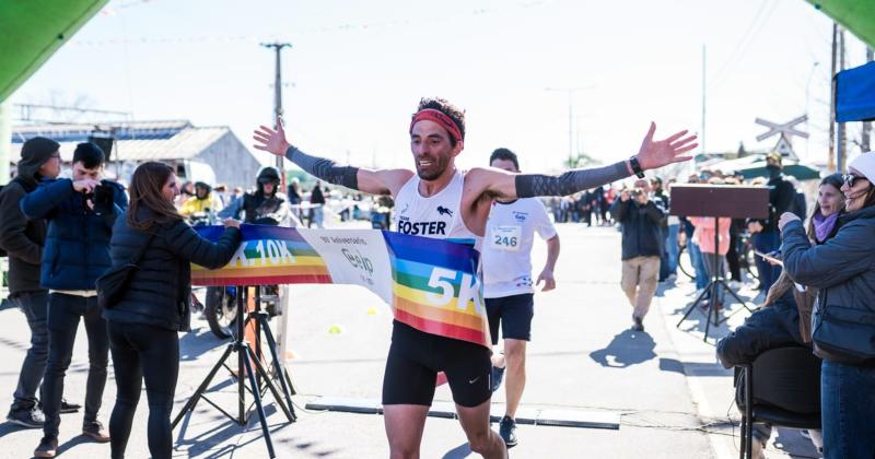 Alexis Pensa cruza la meta en primer lugar en la carrera 90º Aniversario de la Celp