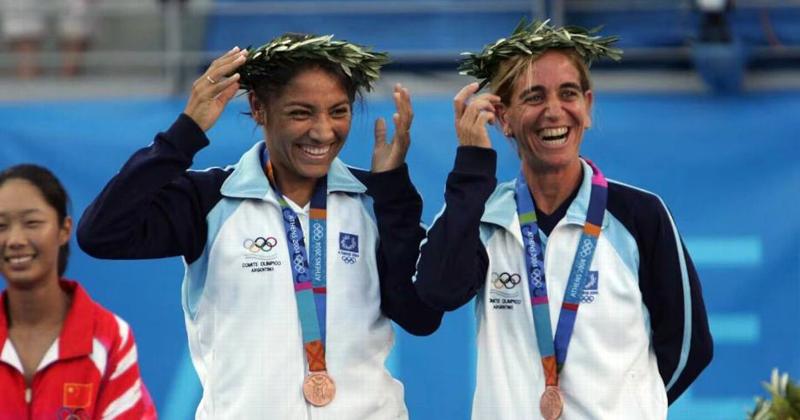 Surez y Tarabini felices en la ceremonia de premiación con sus medallas