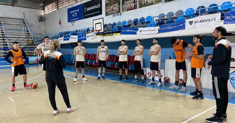 La entrenadora Laura Cors dialoga con los jugadores en la primera prctica secundada por el asistente Federico Díaz