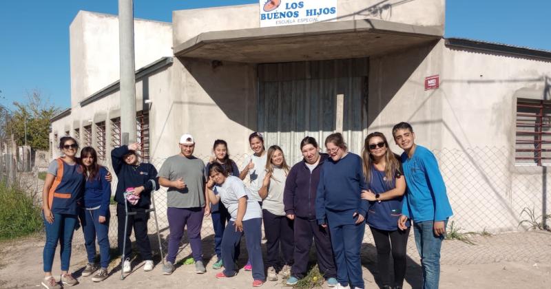 Parte de los alumnos de la Escuela posan en el edificio emplazado en calles Richieri y Silva