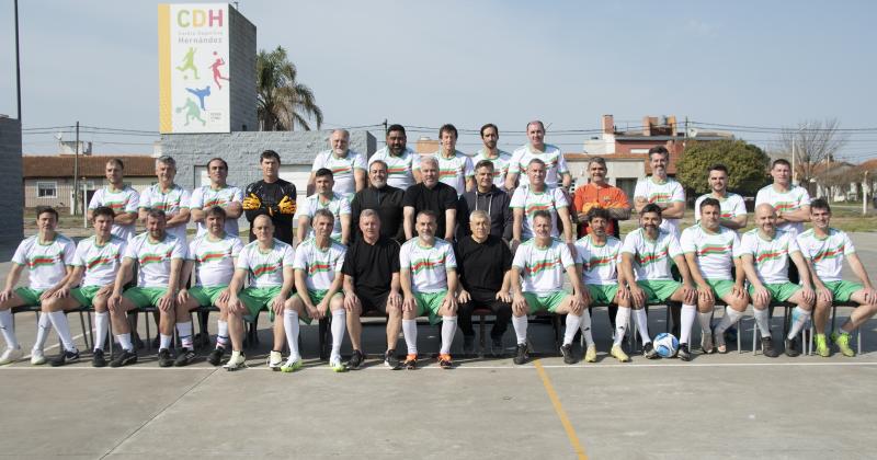 El plantel y el cuerpo técnico del equipo del Colegio de Abogados de Pergamino que se consagró campeón del torneo de Primera B