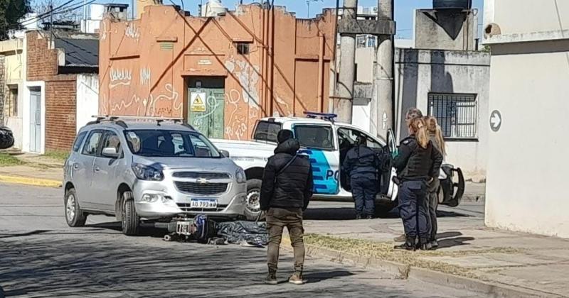 La motocicleta quedó debajo del automóvil tras el impacto en la esquina de Siria y Maipú