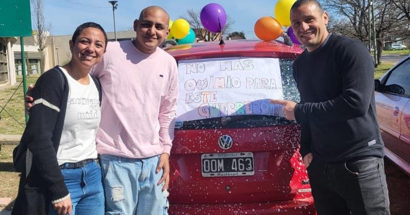 Joel Banuera compartió su alegría con familiares y amigos a la salida del Centro Oncológico Pergamino