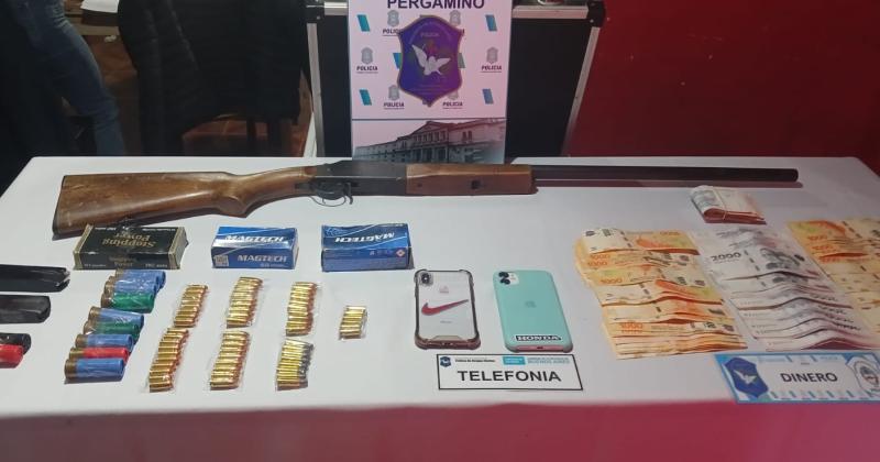 Dinero armas aparatos de telefonía y dosis de estupefacientes secuestradas en los procedimientos policiales