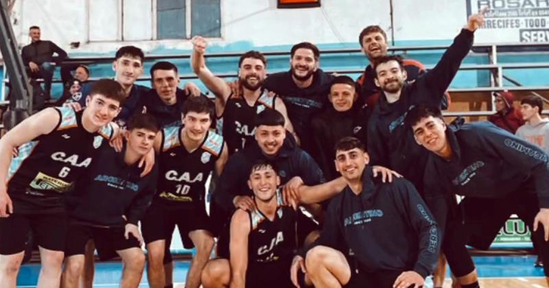 El plantel de Argentino festeja el importante triunfo como local frente a Estudiantes de La Plata