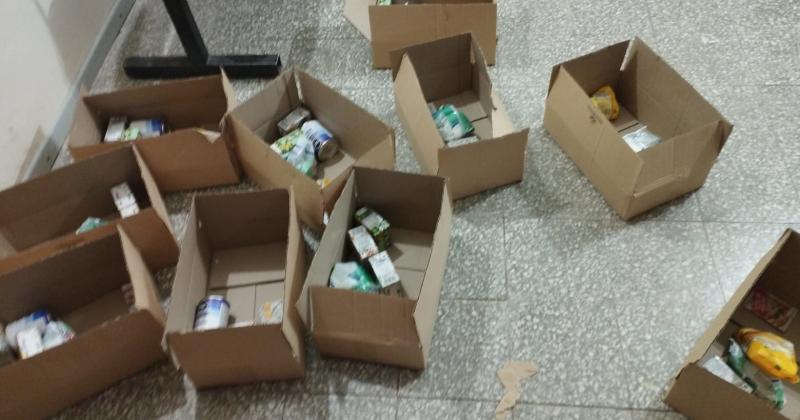 Las cajas de módulo de asistencia alimentaria para las familias de alumnos quedaron esparcidas e incompletas con faltantes de productos