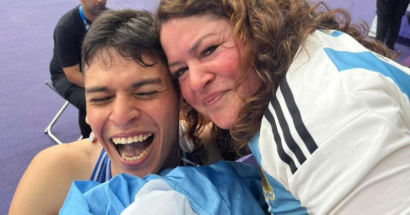 La felicidad de Alexis junto a su mam Soledad tras la final de los 400 metros T36