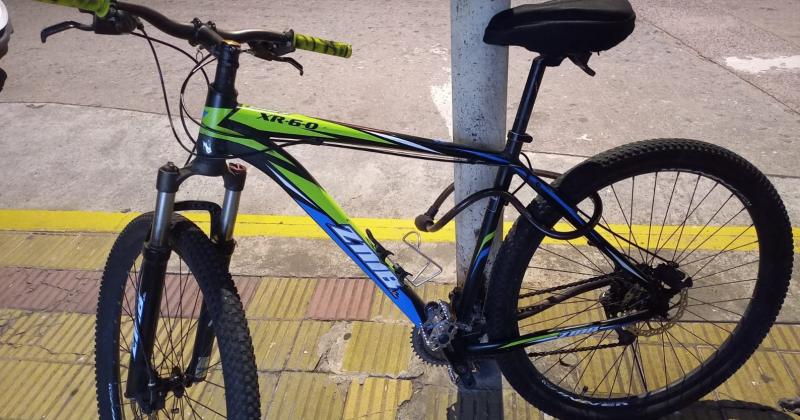 La mujer compartió las imagen de la bicicleta ZMB rodado 29 sustraída en sus redes sociales y estado de Whatsapp