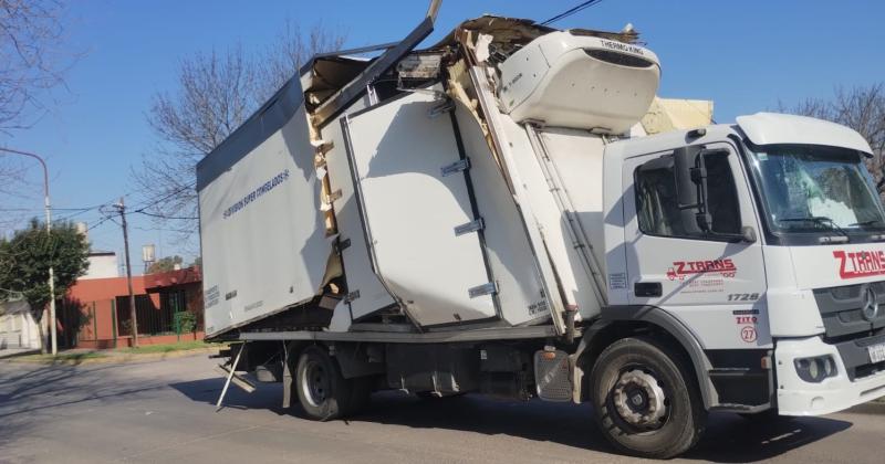 La caja refrigeradora quedó seriamente dañada por el impacto contra la estructura ferroviaria