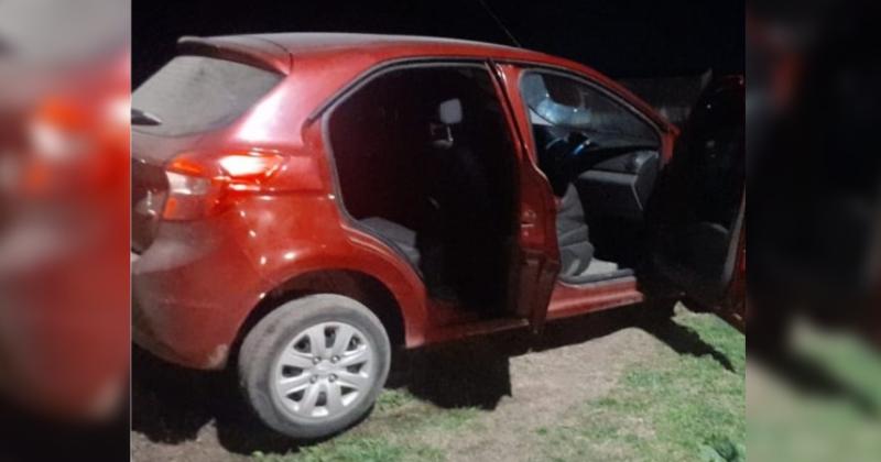 El automóvil Ford Ka rojo de los hampones lo abandonaron en inmediaciones de San Juan Bosco y Lugones del barrio Kennedy