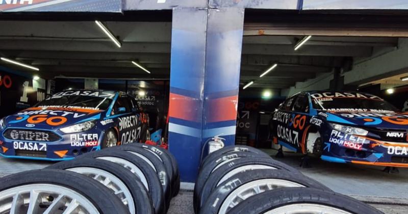 El Focus de Leo Pernía y el Civic de su hijo Tiago en los boxes del Glvez