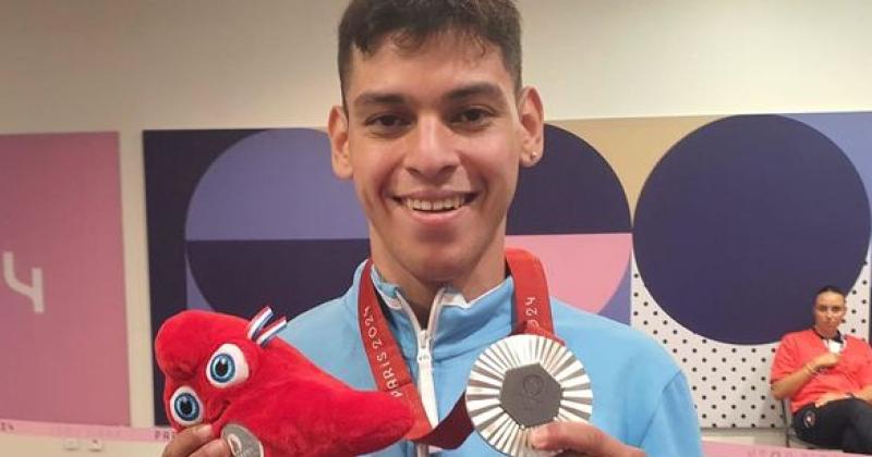 Alexis Chvez feliz con la medalla de plata que ganó en la madrugada de este sbado