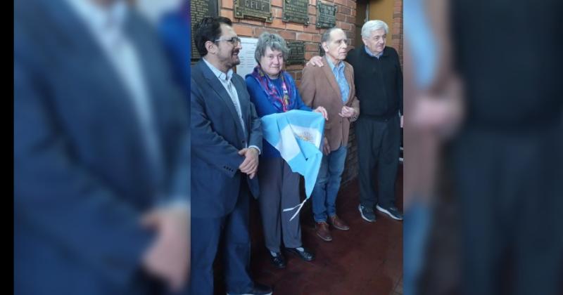 El presidente de la Celp Luciano Tezón junto a referentes históricos de la entidad cooperativista de nuestra ciudad