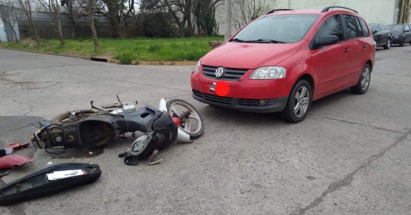 El rodado menor sufrió daños de consideración y a la conductora la derivaron al centro de salud para curarla