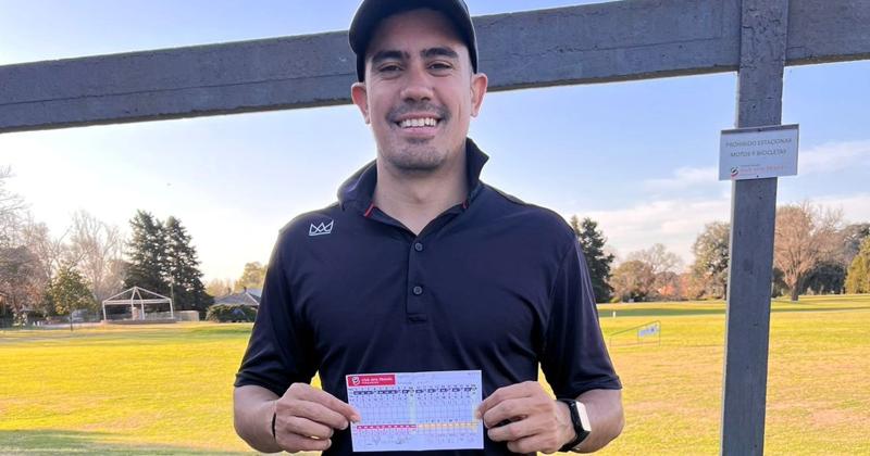 Juan Cruz Illia con la tarjeta de 62 golpes nuevo récord de la cancha de Sirio Libanés