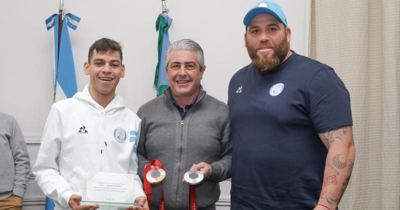 Alexis Chvez y Pablo Giménez junto al intendente Javier Martínez quien exhibe las medallas ganadas por Alexis