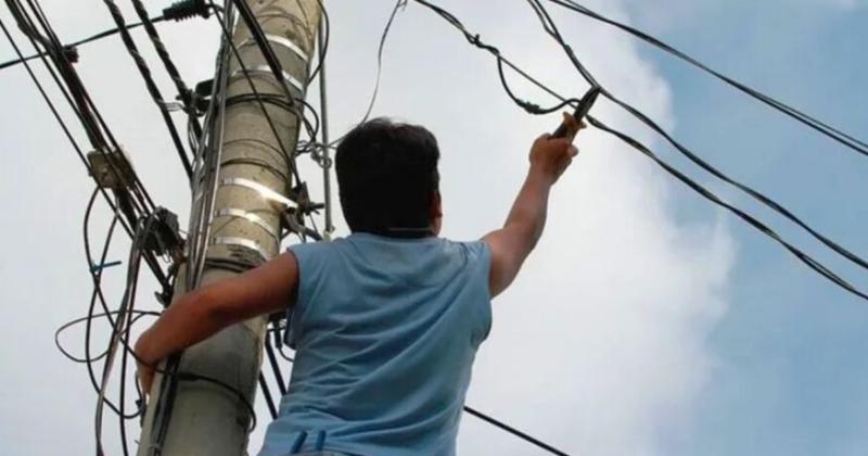 El sujeto amenazó de muerte al vecino que no le permitió colgarse de la luz