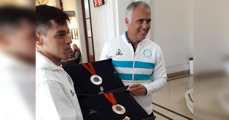 Alexis Chvez con las dos medallas ganadas en París 2024 y Andrés Buey