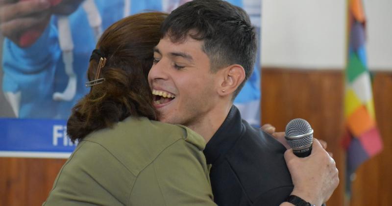 Emotivo abrazo de Sonia Palacios quien es la coordinadora administrativa de la sede de Fines que funciona en la Primaria 62