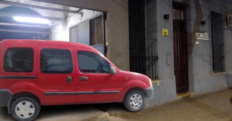 Las cmaras de seguridad filmaron al vehículo utilitario Renault Kangoo en inmediaciones de la inmobiliaria Porcel