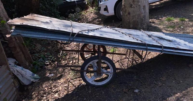 Las chapas las acarreaba sobre un carro de construcción casera tirado por la motocicleta 110