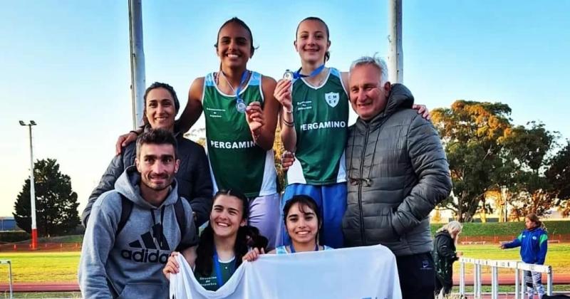 La posta 4x100 metros femenina campeona provincial U18 con los profes