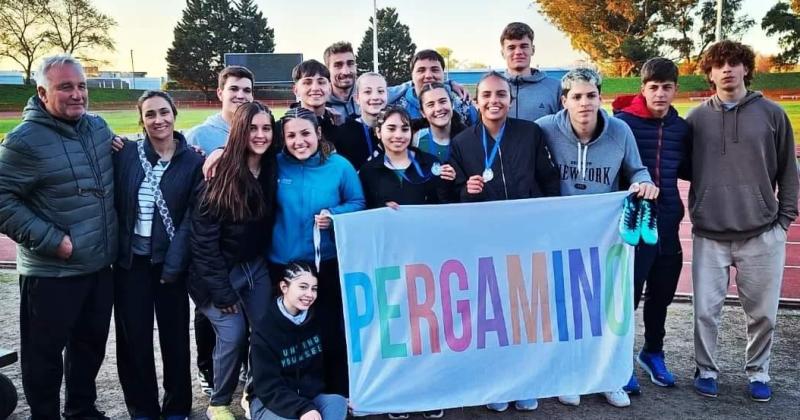 El grupo de atletas de la Escuela Municipal de Atletismo junto a sus profes en Mar del Plata